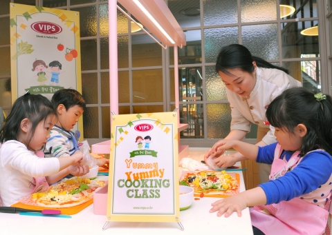 어린이 영어 건강교실 &lt;빕스 야미야미 쿠킹 클래스&gt;에 참가한 서울충무초등학교 병설유치원 7세 어린이들이 라따뚜이 샐러드를 만들고 있다.