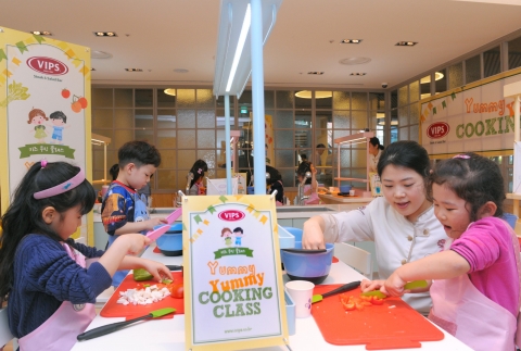 어린이 영어 건강교실 &lt;빕스 야미야미 쿠킹 클래스&gt;에 참가한 서울충무초등학교 병설유치원 7세 어린이들이 빕스 피자를 만들고 있다.