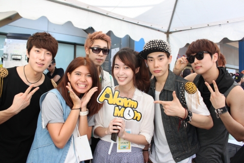 지난 달 27일 태국 방콕 MBK Center에서 열린 ‘Hello Korea 2013’ K-Pop 페스티발에 스페셜 게스트로 참가한 한국의 신인그룹 ‘헤리클’ 멤버들이 알람몬 홍