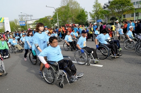 지난 해 서울국제휠체어마라톤대회에서 열렸던 어울림대회의 모습.