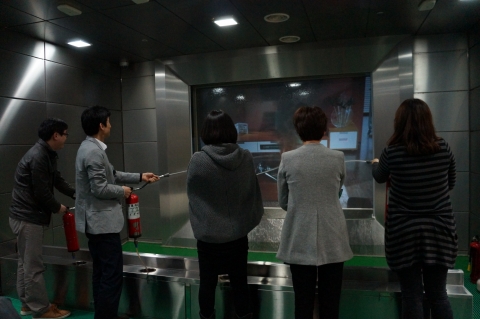 섬유패션캠퍼스 교직원들이 소화기 사용 체험을 하고 있다.