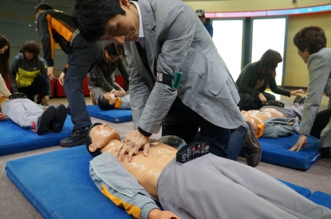 섬유패션캠퍼스 교직원들이 심폐소생술 체험을 하고 있다.