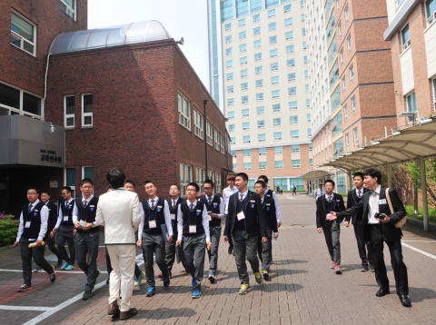 건국대학교에서 서울지역 대학탐방을 온 경남 진주고등학교 학생들이 학생홍보대사들의 안내에 따라 봄 꽃이 활짝 핀 캠퍼스 투어를 하고 있다