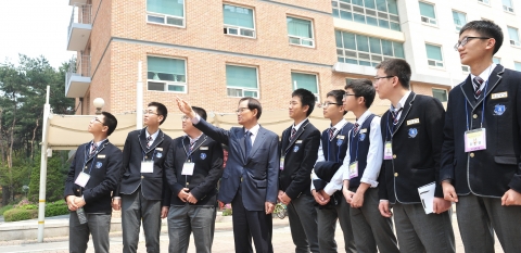 건국대학교 캠퍼스에서 서울지역 대학탐방을 온 경남 진주고등학교 학생들에게 송희영 건국대 총장이 직접 캠퍼스 안내를 하고 있다