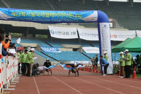 제22회 서울국제휠체어마라톤대회 풀코스에서 우승을 차지한 마르셀 훅과 2위에 오른 호키노우에 코타가 결승점을 통과하고 있다.