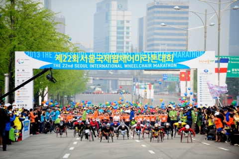 제22회 서울국제휠체어마라톤대회 경기 모습.