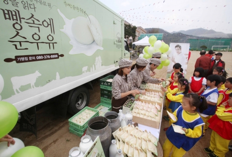 강원도 춘천시 사북면 지촌리의 지촌초등학교 운동장에서 뚜레쥬르가 체육대회 중인 어린이들에게 빵을 선물하고 있다. 이번 순우유빵이 간다 행사는 빵속에순우유 제품 200만개 판매 돌파