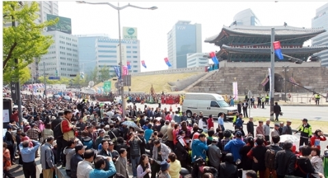 2013년 5월4일 열린 숭례문 복구 기념식을 앞두고 몰려든 숭례문 주변의  인파들