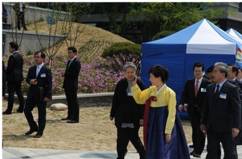 2013년 5월4일 열린 숭례문 복구 기념식에 참석한 박근혜 대통령과 변영섭 문화재청장