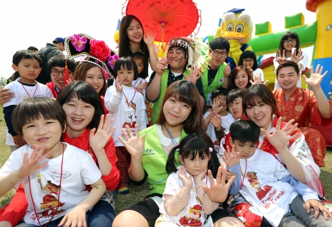 현대자동차는 2013 희망의 친구들, 무지개 축제를 열었다. 다문화 가정 어린이들과 해피무브 글로벌 청녀봉사단 학생들이 기념촬영을 하고 있다.