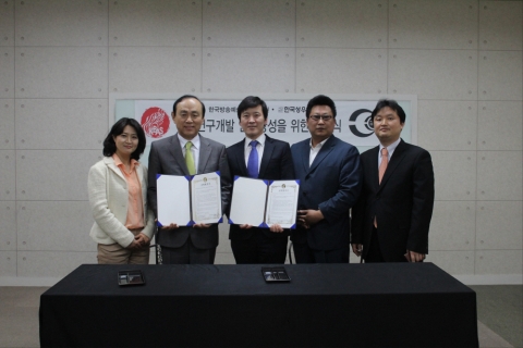 한국방송예술교육진흥원과 한국성우협회가 3일 산학협약을 체결했다. 사진은 체결식을 마치고 기념촬영을 하는 모습.