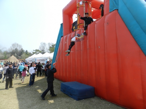 연천소방서는 연천전곡리 구석기 축제에서 유치원생에 완강기 체험 기회를 제공했다.
