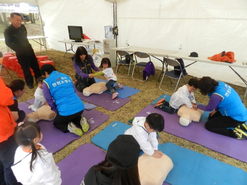 연천소방서는 연천전곡리 구석기 축제에서 심폐소생술 1대1 실습 교육을 진행했다.