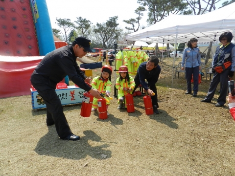 연천소방서는 연천전곡리 구석기 축제에서 물소화기 체험을 진행했다.