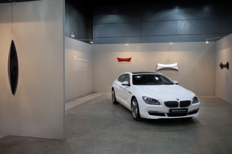 BMW 코리아는 서울오픈아트페어(SOAF)에 BMW 6시리즈 그란쿠페에서 영감을 얻은 아트 콜라보레이션을 선보였다