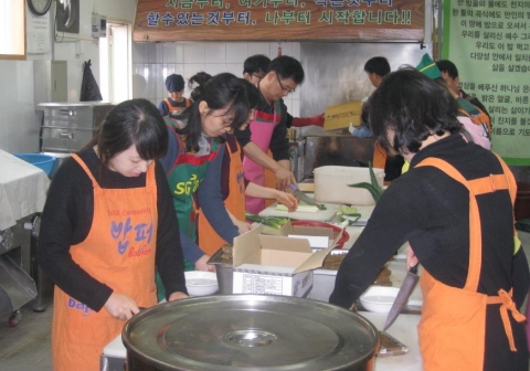 SG&G 임직원들이 어린이날 연휴에 노숙인과 독거노인들을 위한 점심제공 봉사에 참여했다.