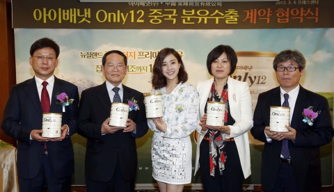 아이배냇 김인호 전무이사, 아이배냇 전석락 대표이사, 홍보모델 박은혜, 중국상록유한공사 찐펑즈 대표이사, 아이배냇 윤숭섭 연구소장(좌로부터 나열)