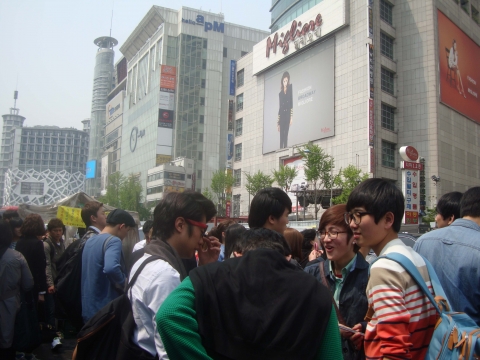 섬유패션캠퍼스 재학생들이 밀레오레 앞에 모여있다.