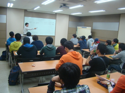 부산남부경찰서 박민용 경장이 5월 6일 동명대학교 학생 지킴이 참여 학생들을 대상으로 첫 교육을 실시했다.
