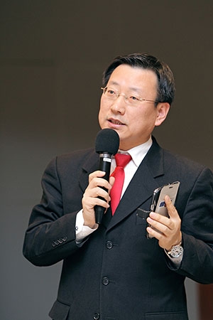 마케팅홍보연구소장 박영만 강사가 강의를 하는 모습.