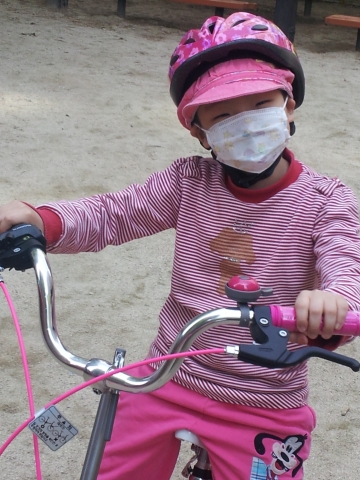 스포츠토토 후원으로 실외자전거 세트를 지원받은 소아암 어린이가 기뻐하며 환하게 웃고있다.(사진제공=한국백혈병어린이재단)