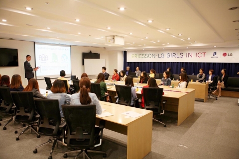 마틴 윅토린 CEO가 에릭슨-LG 오픈데이에서 서울 지역  ICT 전공 여대생들에게 업계 비전에 대해 설명하고 있다