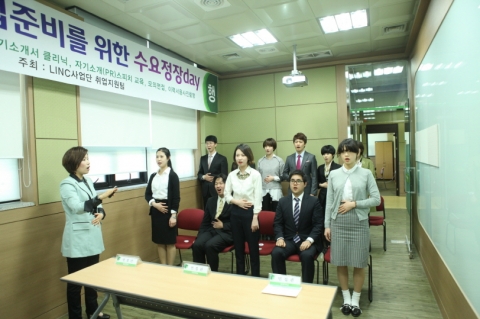 동명대가 성공적인 취업준비를 위한 수요정장day를 졸업예정자 16명 대상으로 8일 시행하고 있다.