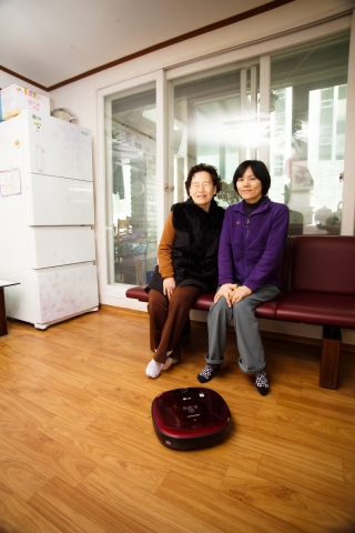 내 그늘로 살아온 엄마에게라는 사연으로 이벤트에 당첨된 이희영씨는 평생 도움을 준 어머니에게 로보킹을 선물해 감사의 마음을 전했다.