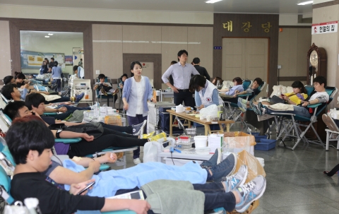 군산대학교 학생들이 생명나눔 헌혈행사에서 헌혈을 하고 있다