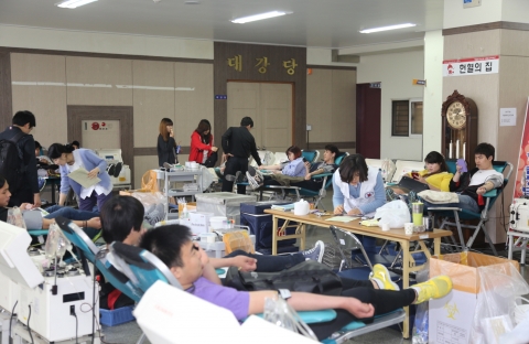 군산대학교 학생들이 생명나눔 헌혈행사에서 헌혈을 하고 있다