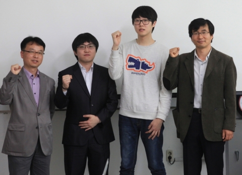 화이트 해커로 맹활약중인 최영남, 이종원씨(왼쪽 두번째, 세번째)가 스승의 날을 앞둔 지난 7일 동명대를 찾아 스승인 최영남 교수(왼쪽 첫번째)와 이성운 교수(오른쪽 첫번째)에 인
