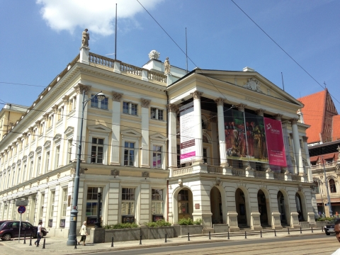 폴란드 브로츠와프국립오페라극장은 387년에 이르는 오랜 전통을 자랑한다.
