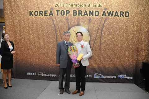 CMS에듀케이션(대표 이충국, 사진 오른쪽)이 수학교육 방법의 변화를 주도해온 공적을 인정받아 2012 Korea Top Brand Award에서 교육부문 대상을 수상하고, 상패을 전달받고 있다