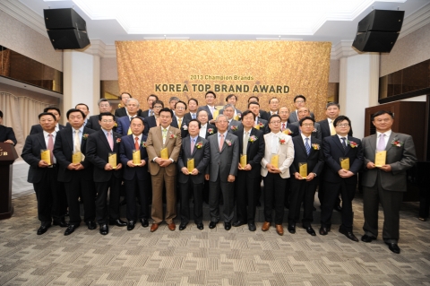 CMS에듀케이션이 수학교육 방법의 변화를 주도해온 공적을 인정받아 2012 Korea Top Brand Award에서 교육부문 대상을 수상하고 기념촬영을 하고있다.