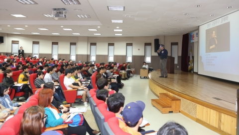 (前)대통령실장인 임태희 대한배구협회장이 군산대학교에서 재학생 200여명이 참석한 가운데 강연을 하고 있다.