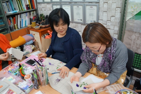 한국폴리텍대학 섬유패션캠퍼스 김미선 교수가 중소기업 직원을 대상으로 창의적 디자인 실습 교육을 하고있다.
