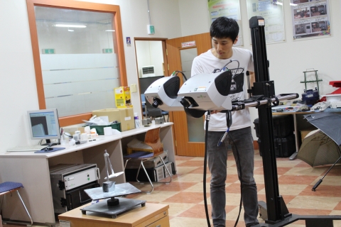 동명대는 13일 부울중소기업청과 시제품 제작터 구축 운영 협약을 체결한다. 사진은 광학식 3차원 스캐너 측정을 하는 모습.