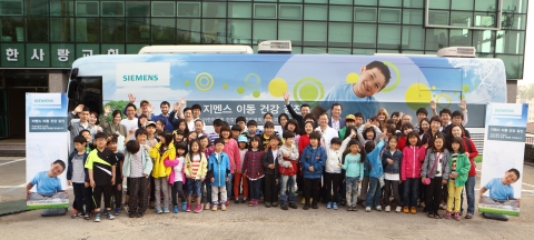 한국 지멘스, 아이들과미래, 대한영상의학의료봉사회, 대한진단검사의학회가 11일 경기도 고양시 한사랑교회에서 ‘지멘스 이동건강검진’ 사를 진행했다.
