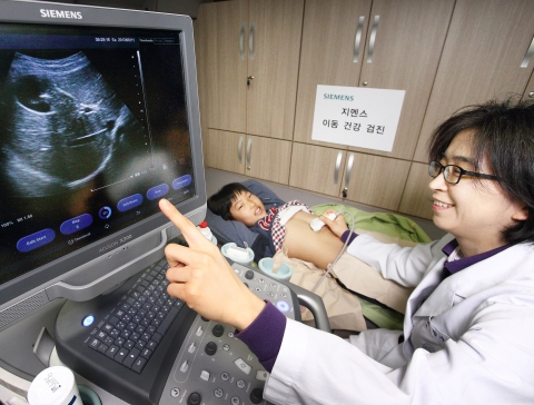 한국 지멘스, 아이들과미래, 대한영상의학의료봉사회, 대한진단검사의학회가 11일 경기도 고양시 한사랑교회에서 진행한 ‘지멘스 이동건강검진’ 행사에서 의료진이 평소 건강 검진을 받기 