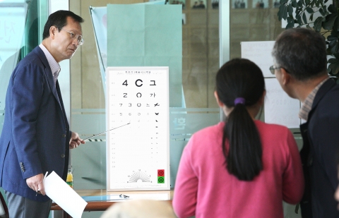 한국 지멘스, 아이들과미래, 대한영상의학의료봉사회, 대한진단검사의학회가 11일 경기도 고양시 한사랑교회에서 진행한 ‘지멘스 이동건강검진’ 행사에서 의료진이 평소 건강 검진을 받기 