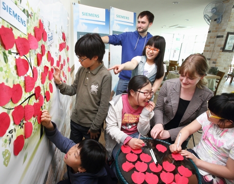 한국 지멘스, 아이들과미래, 대한영상의학의료봉사회, 대한진단검사의학회가 11일 경기도 고양시 한사랑교회에서 진행한 ‘지멘스 이동건강검진’ 행사에서 의료진이 평소 건강 검진을 받기 