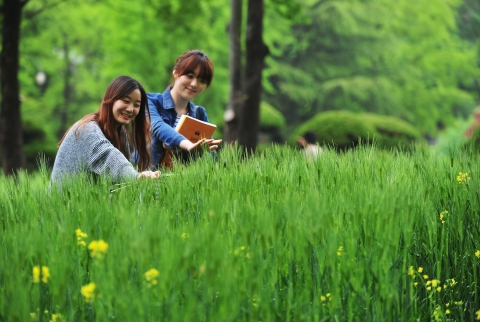 건국대가 서울 광진구 능동로 서울캠퍼스 중앙잔디광장 한 켠에 조성한 청보리밭에서 학생과 시민들이 사진촬영을 하는 등 도심 속 보리밭의 푸르름을 즐기고 있다.