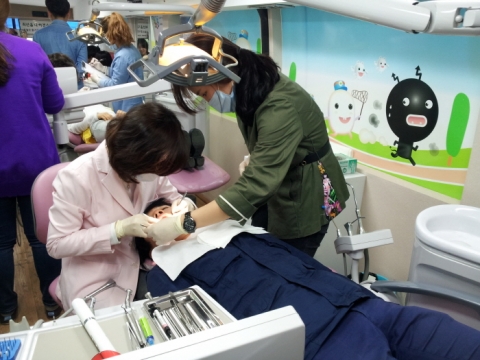 제니튼 주지훈 대표와 장지영 원장(연세신나는아이치과의원), 구영미 원장(마리아주니어치과의원)이 치과 진료를 하고 있다.