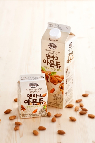 동원F&B가 웰빙 견과류 아몬드를 갈아 만들어 영양소가 그대로 살아있는 덴마크 아몬듀를 출시했다. 가격은 310ml 1,400원, 900ml 2,950원이다.