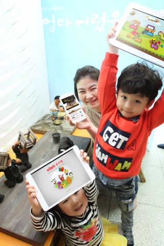 KT는 유아와 어린이들을 위한 교육용 앱인 ‘올레유치원’을 내려받아 사용하는 고객들을 대상으로 가족 체험형 전시회 ‘엄마 어렸을 적엔…’ 무료입장권을 제공하는 이벤트를 진행한다.