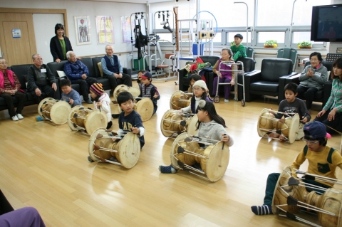 작년 추수한 쌀을 가지고 떡을 만들어 과천노인복지관을 찾아 어르신들과 같이 풍물공연을 하면서 어울리는 잔치를 하고 있다.