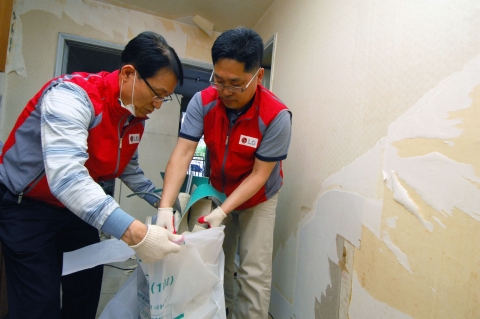 13일 LG전자 경영지원부문장 남상건 부사장을 포함한 10여명의 임직원이 ‘평일 봉사 휴가’ 제도를 활용해 서울 등촌동 소녀가장 가정을 찾아 벽지 도배, 창문 청소 등 자원봉사활동