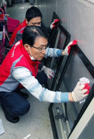 13일 LG전자 경영지원부문장 남상건 부사장을 포함한 10여명의 임직원이 ‘평일 봉사 휴가’ 제도를 활용해 서울 등촌동 소녀가장 가정을 찾아 벽지 도배, 창문 청소 등 자원봉사활동