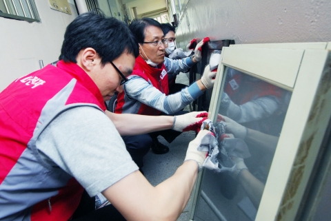 13일 LG전자 경영지원부문장 남상건 부사장을 포함한 10여명의 임직원이 ‘평일 봉사 휴가’ 제도를 활용해 서울 등촌동 소녀가장 가정을 찾아 벽지 도배, 창문 청소 등 자원봉사활동