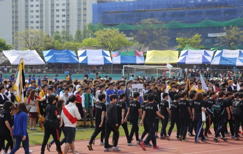 군산대학교는 14일(화) 오전 10시 군산대학교 대운동장에서 김충묵교무처장을 비롯한 주요 보직자와 6,000여명의 재학생이 참석한 가운데 2013학년도 황룡체전 개막식을 개최했다.